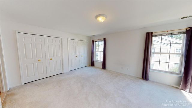 2802 S Knightsbridge Circle, Ann Arbor, MI 48105