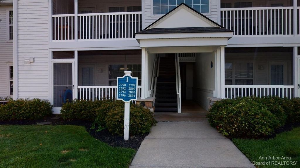 2802 S Knightsbridge Circle, Ann Arbor, MI 48105