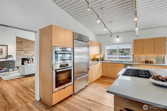 6924 96th Avenue SE, Mercer Island, WA 98040