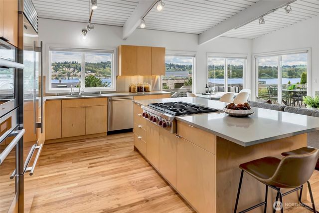 6924 96th Avenue SE, Mercer Island, WA 98040