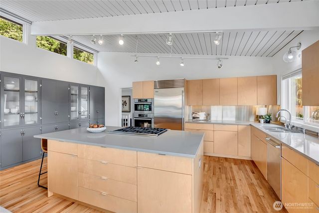 6924 96th Avenue SE, Mercer Island, WA 98040