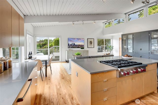 6924 96th Avenue SE, Mercer Island, WA 98040