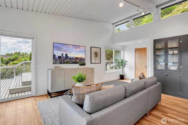 6924 96th Avenue SE, Mercer Island, WA 98040