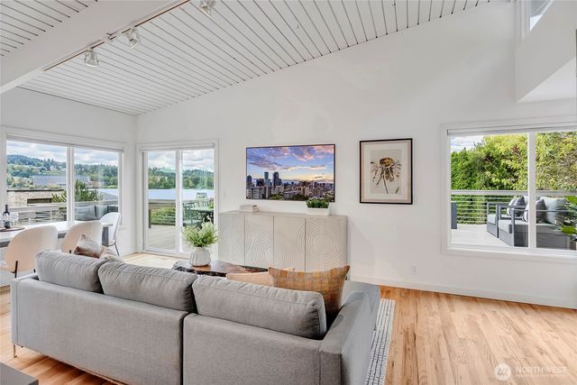 6924 96th Avenue SE, Mercer Island, WA 98040
