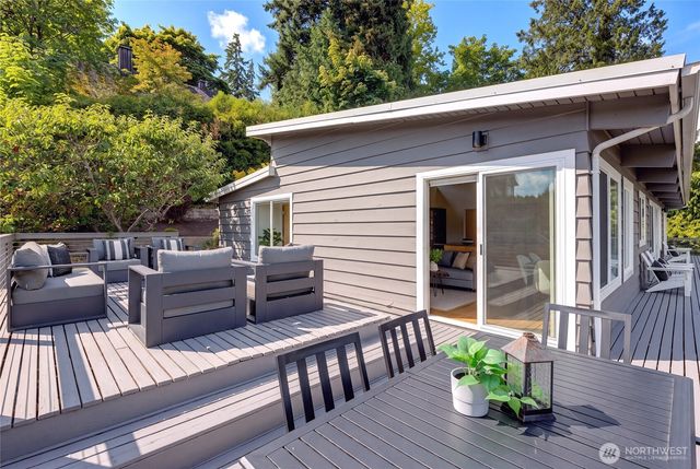 6924 96th Avenue SE, Mercer Island, WA 98040