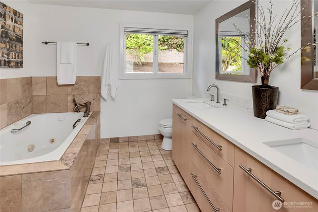 6924 96th Avenue SE, Mercer Island, WA 98040