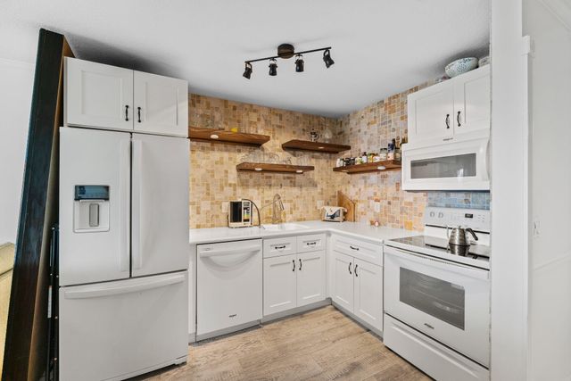 100 Shore Court 105, North Palm Beach, FL 33408