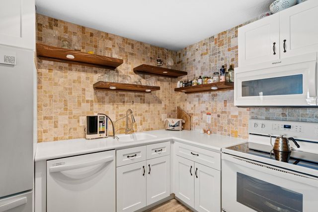 100 Shore Court 105, North Palm Beach, FL 33408