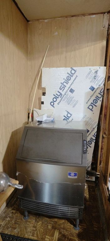 Image 12 of property listing at 204 S Main Street, Iuka, IL 62849