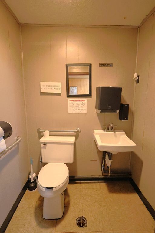 Image 14 of property listing at 204 S Main Street, Iuka, IL 62849