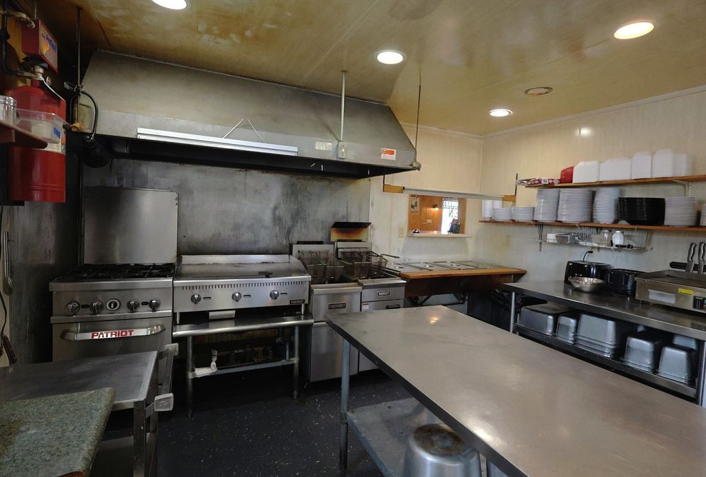 Image 17 of property listing at 204 S Main Street, Iuka, IL 62849