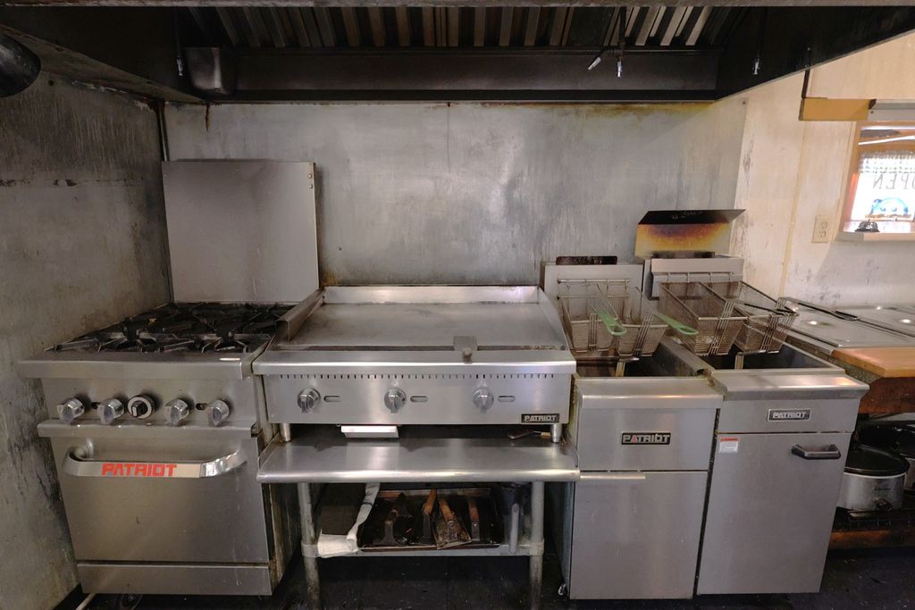 Image 18 of property listing at 204 S Main Street, Iuka, IL 62849