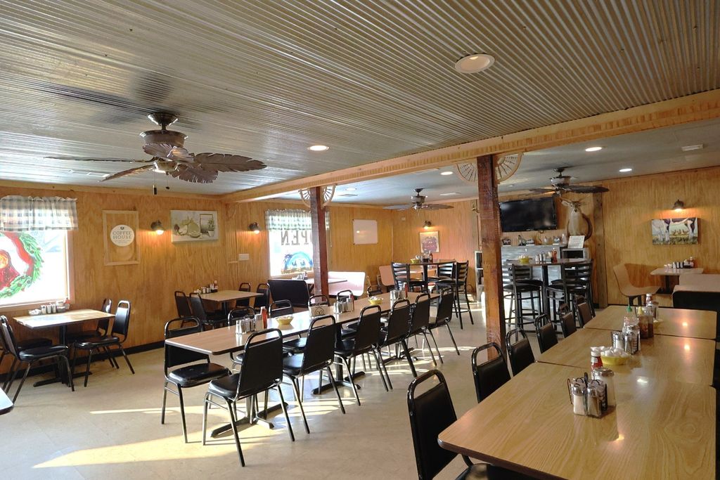 Image 4 of property listing at 204 S Main Street, Iuka, IL 62849