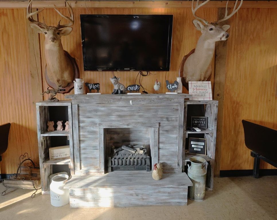 Image 7 of property listing at 204 S Main Street, Iuka, IL 62849