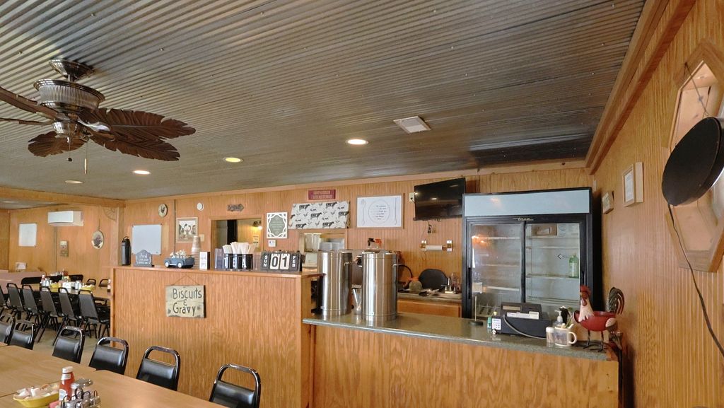 Image 8 of property listing at 204 S Main Street, Iuka, IL 62849