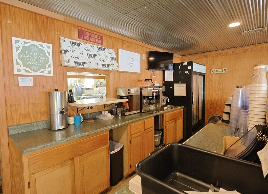 Image 10 of property listing at 204 S Main Street, Iuka, IL 62849