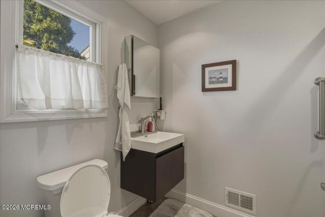 32 Cove Road W, Bayville, NJ 08721