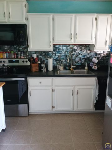 327 Melody LN, Carbondale, KS 66414