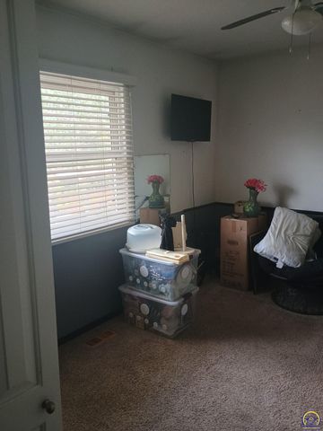 327 Melody LN, Carbondale, KS 66414