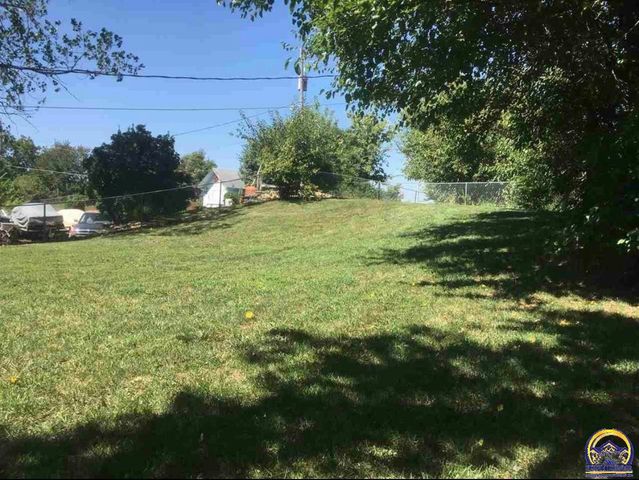 327 Melody LN, Carbondale, KS 66414