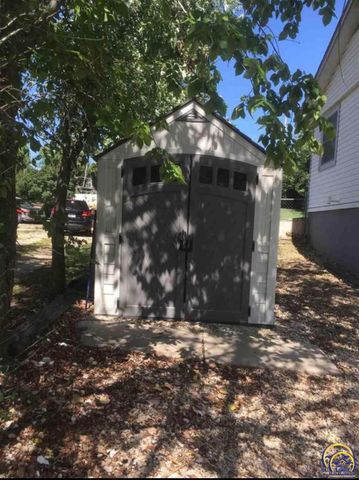 327 Melody LN, Carbondale, KS 66414