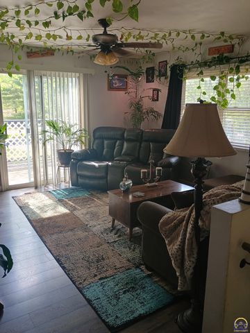 327 Melody LN, Carbondale, KS 66414