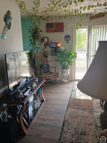 327 Melody LN, Carbondale, KS 66414