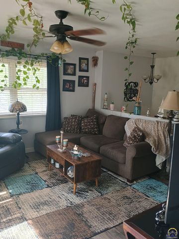 327 Melody LN, Carbondale, KS 66414
