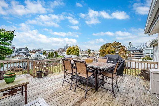 34 Secatogue Lane E, West Islip, NY 11795