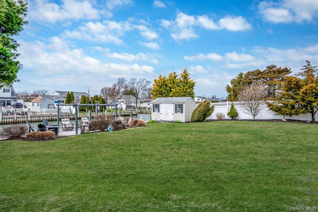 34 Secatogue Lane E, West Islip, NY 11795