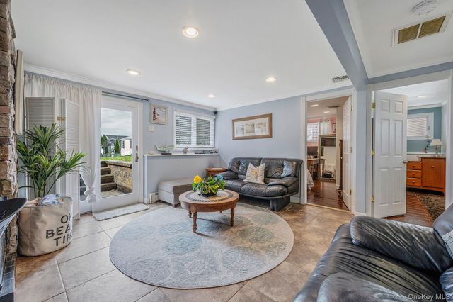 34 Secatogue Lane E, West Islip, NY 11795