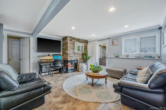 34 Secatogue Lane E, West Islip, NY 11795