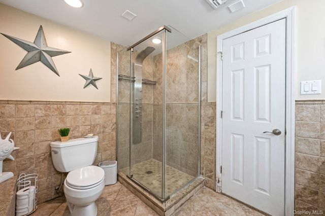 34 Secatogue Lane E, West Islip, NY 11795