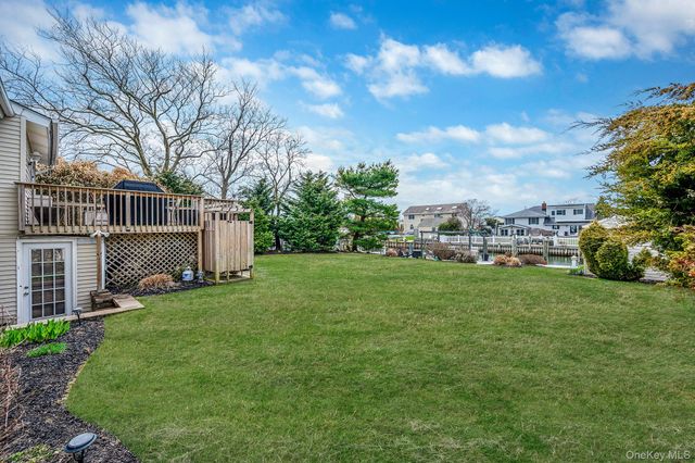 34 Secatogue Lane E, West Islip, NY 11795