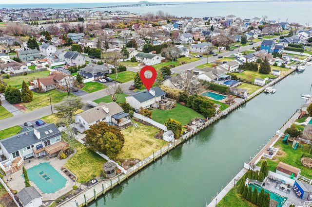 34 Secatogue Lane E, West Islip, NY 11795