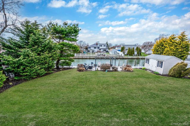 34 Secatogue Lane E, West Islip, NY 11795