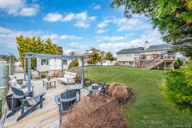 34 Secatogue Lane E, West Islip, NY 11795