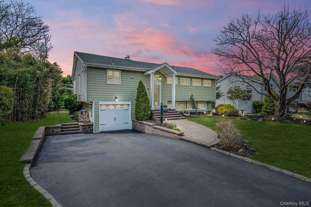 34 Secatogue Lane E, West Islip, NY 11795