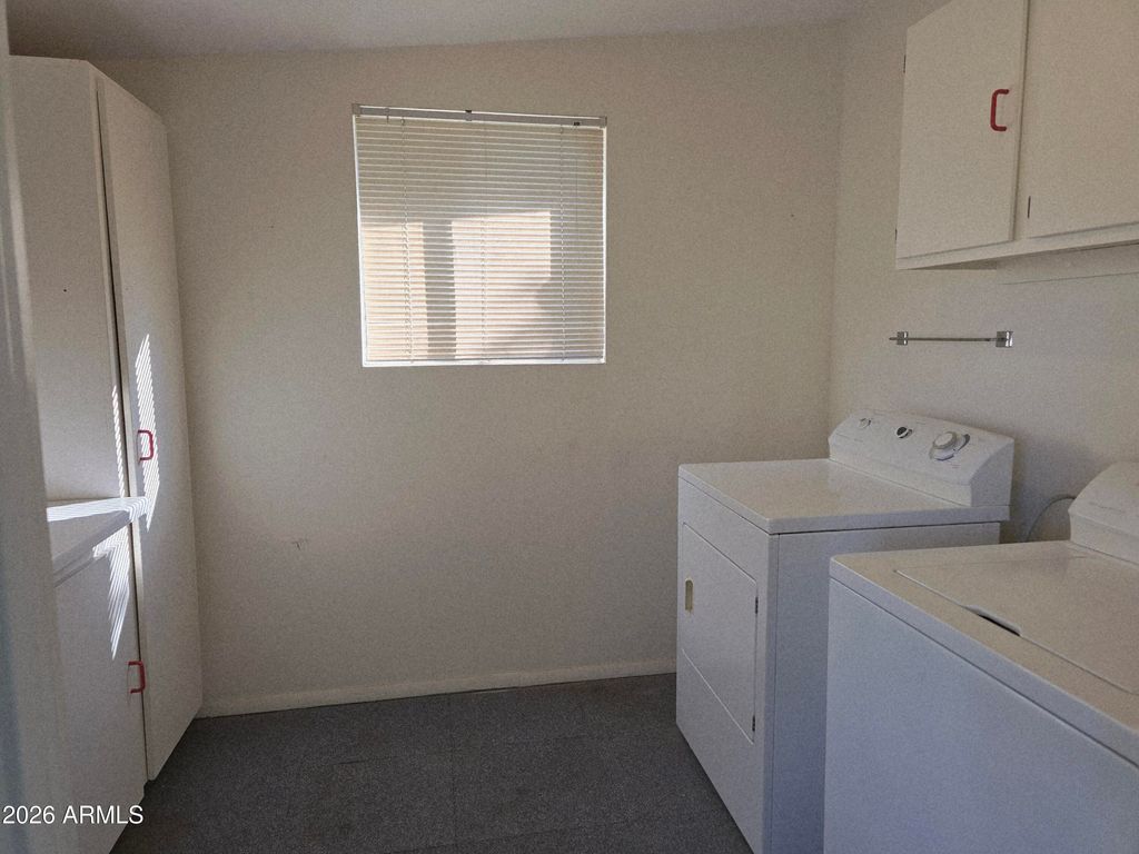 Image 7 of property listing at 10856 W ABBOTT Avenue, Sun City, AZ 85351