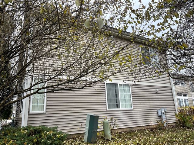 48 W Briarwood Drive, Streamwood, IL 60107