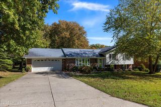 9209 Lakeridge Dr, Louisville, KY 40272