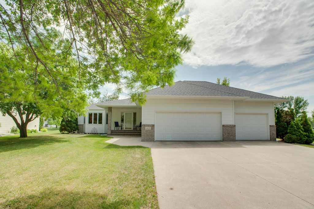 463 42nd Avenue S, Moorhead, MN 56560