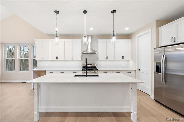 2044 Breckenridge Court, Rochester Hills, MI 48307