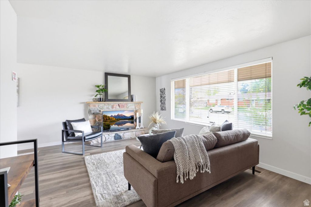 Image 4 of property listing at 215 CAROL WAY, Midvale, UT 84047