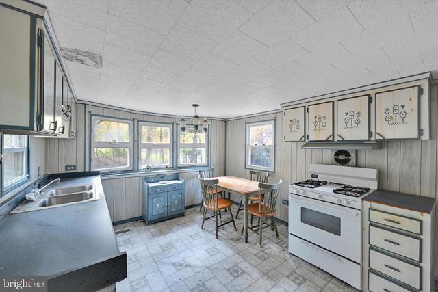 4918 GREENWOOD LN, Spring Grove, PA 17362