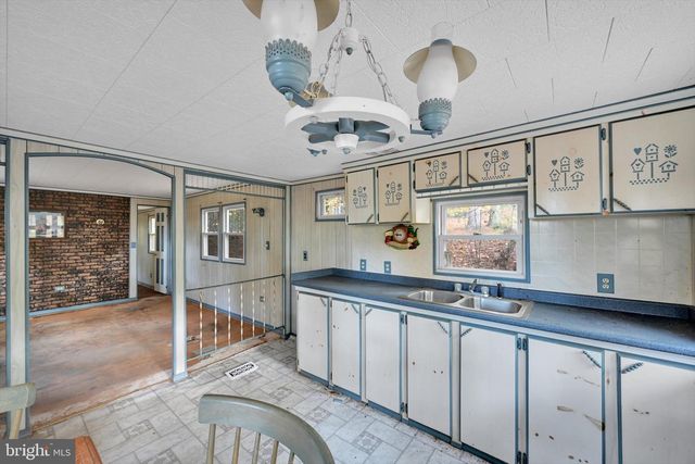 4918 GREENWOOD LN, Spring Grove, PA 17362