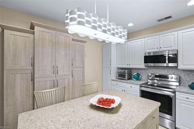 2421 Ocean Shore Cres Apt 402, Virginia Beach, VA 23451