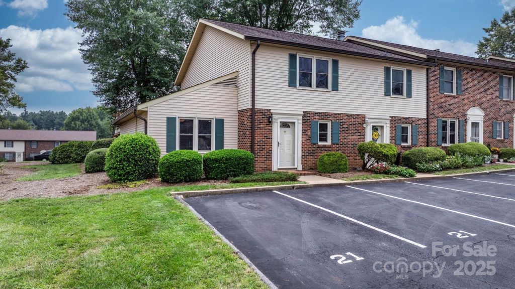 1330 5th Street NE 21, Hickory, NC 28601