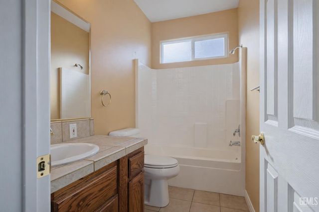 8602 Bolsena Lane, Bakersfield, CA 93312