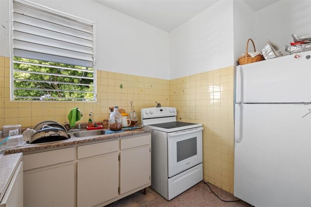 H4 CALLE CAOBA, Carolina, PR 00984